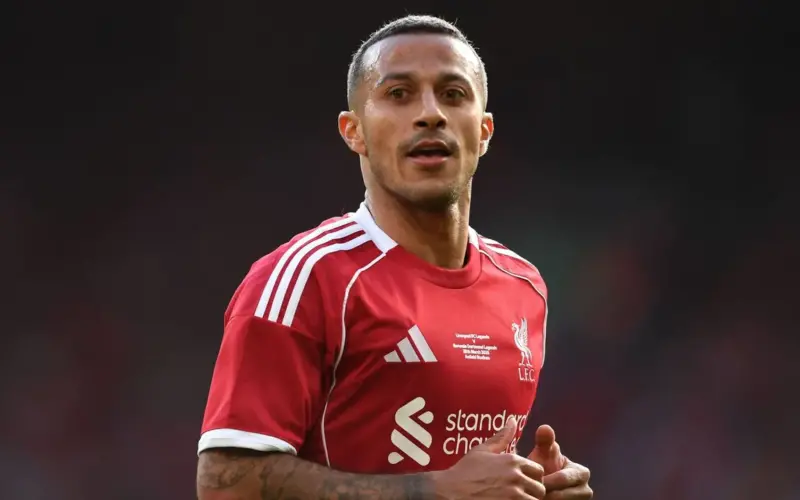 ذرف تياجو ألكانتارا الدموع أثناء تكريم ديوغو جوتا في مباراة أساطير ليفربول.